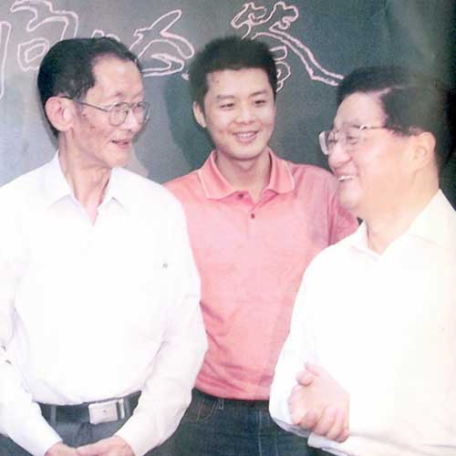 2005年9月9日中共中央政治局常委、國務(wù)院副總理黃菊接見公司負(fù)責(zé)人